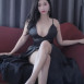 모델 허니비비 가슴이 노출되는 블랙 드레스