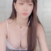 겨우디 팬티가 비치는 회색 레깅스 숙인 가슴골 리액션 가슴 무브먼트