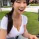 그릴래영 단추 많이 푼 흰 티셔츠 엄청난 볼륨감