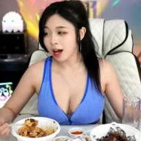 식탁에 가슴 걸쳐놓고 먹방하는 해까닥여울이