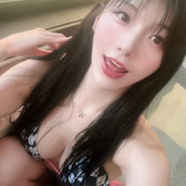 입벌린 쏘블리 체크무늬 비키니 위에서 내려다본 각도