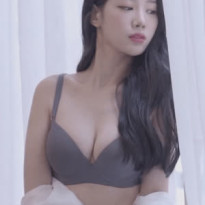 요즘 잘 안보이는 조현 브라탑 가슴골