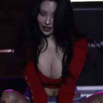 선미 공연 중 피나는 무릎 보다 더 눈이 가는 가슴골