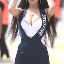 2023 슈퍼레이스 모델 이수빈 화이트 브라렛 가슴골
