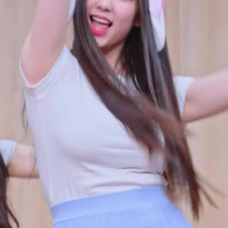 묵직한 흰 티셔츠 무브먼트 트리플에스 김채연