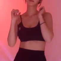 쵸단 아디다스 브라탑 찰랑이는 가슴골