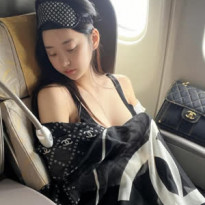비행기에서 주무시는 신재은 누나