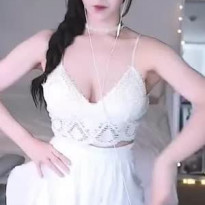 흰 브라렛 입은 겨우디 트와이스 