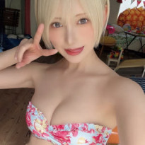 코스플레이어 시노자키 코코로 숏컷 금발 비키니 몸매