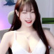 윙크 하며 애교 부리는 한갱 뽀얀 가슴골