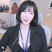 겨우디 오피스룩 명찰끈에 가린 가슴골
