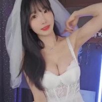 웨딩 드레스 입은 수련 수련 알가슴골