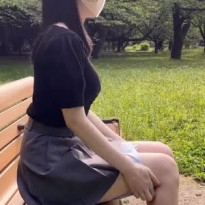 야외 벤치에서 팬티 내려주는 누나