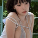물에 젖은 마이크로 비키니 입은 강인경