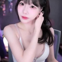 수련수련 살짝 삐져나온 브래지어
