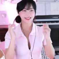 스트리머 미모 핑크색 간호사 지퍼를 내린 가슴골