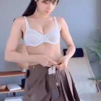 옷 벗고 있다가 입기 시작하는 명아츄