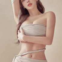 모델 이아윤 천으로 감은 큰 가슴