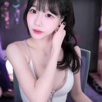 수련수련 브라가 살짝 삐져나온 가슴골