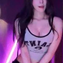 폼 좋은 한갱 크롭 끈나시 가슴골