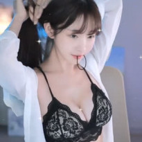 머리끈 입에 문 둘기얏 블랙 레이스 브라 큰 가슴 덜렁