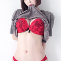겨우디 힘순찐 티셔츠 걷어 올려서 보여주는 강렬한 레드 란제리 몸매