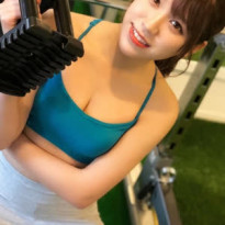 운동하는 칸자키 사에 스포츠 탑 레깅스 몸매