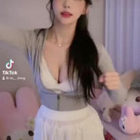 계속 보게되는 츄정 틱톡 가슴골 스타킹