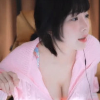 카메라 조정하는 강인경 가슴골 ㅗㅜㅑ
