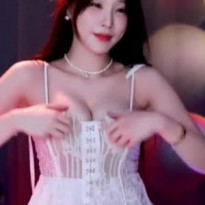 한갱 자꾸 흘러내리는 시스루 원피스