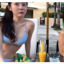 야한 끈비키니 입고 썬베드에 누은 지효 X E다연