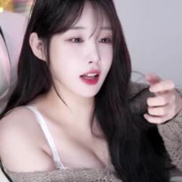 자기가 예쁜지 모르겠다는 스트리머 한갱 브라끈 가슴골 노출