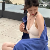 배우 김지은 수영복 가슴골