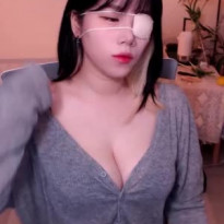 요캉 깊이 파인 V 넥 가슴골 애꾸눈 안대
