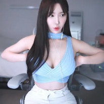 겨우디 백바지에 하늘색 홀터넥 의상 가슴골