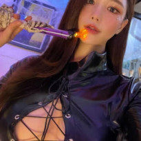 가죽옷에 망사스타킹녀 모아지지 않는 가슴 스트랩