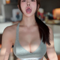 모델 이아이 회색 CK 브라팬티 내민 혓바닥