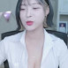 김갑주 흰 셔츠 단추 풀어서 노출하는 가슴골