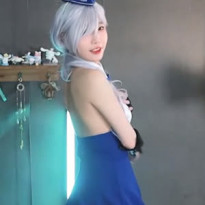 니케 코스프레한 수련수련 섹시한 뒤태 옆가슴 노출