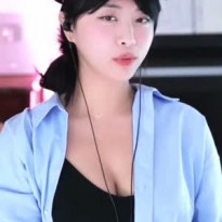 경찰 모자 쓴 미모 가슴골