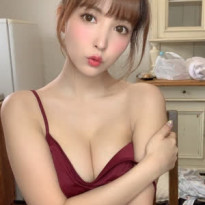 자주색 슬립 어깨끈 내린 미카미 유아