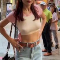 덜렁이면서 카메라쪽으로 다가오는 노브라녀
