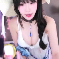 챙 모자쓴 수련수련 화이트 비키니 숙인 가슴골
