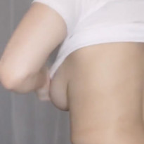 옷갈아 입는 누나 너무 커서 뒤에서도 보이는 옆가슴