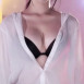 한갱 흰셔츠에 블랙 브라 오일 바른 가슴골