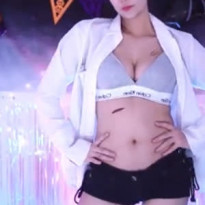 회색 CK 브라 보여주며 부끄러워하는 모찌만두 - Shake it
