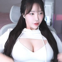 흰 CK 캘빈클라인 브라 앞으로 내미니까 더큰 가슴 겨우디