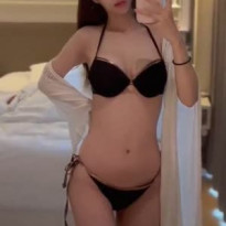 거울 셀카 찍는 블랙 비키니 처자 몸매