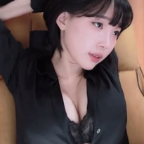 강인경 단추푼 검정 셔츠 틈으로 보이는 레이스 브라 가슴골