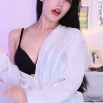 굥이 킥드럼베이스 흘러내린 흰 셔츠 검은 끈브라 가슴 튕기기